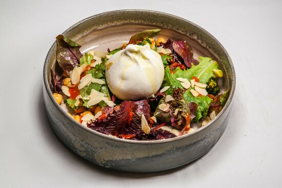 Салата бурата Ресторант Амая