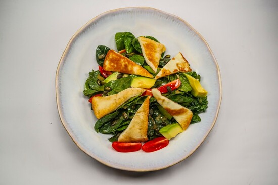 Салата халуми Ресторант Амая